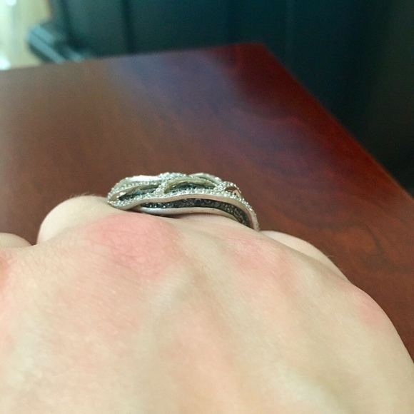 Sterling Silver Black & White CZ Pave Leaf Ring - Picture 3 of 4